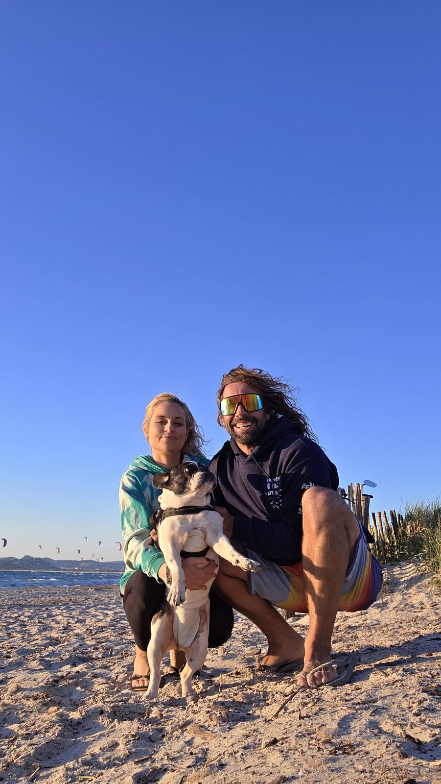 Nicolas et Sarah sur la plage avec Naya, leur bouledogue français